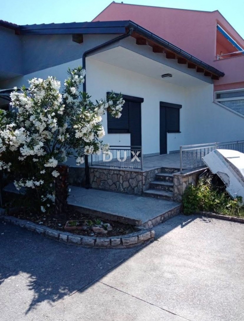 SEBENICO, VODICE - casa con 3 terrazze e garage a soli 150 metri dalla spiaggia! OCCASIONE!