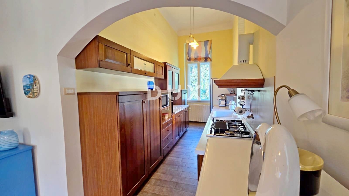 ABBAZIA, CENTRO - Elegante appartamento nel cuore di Abbazia, a 150 m dal mare, 3 camere da letto, 109 m2