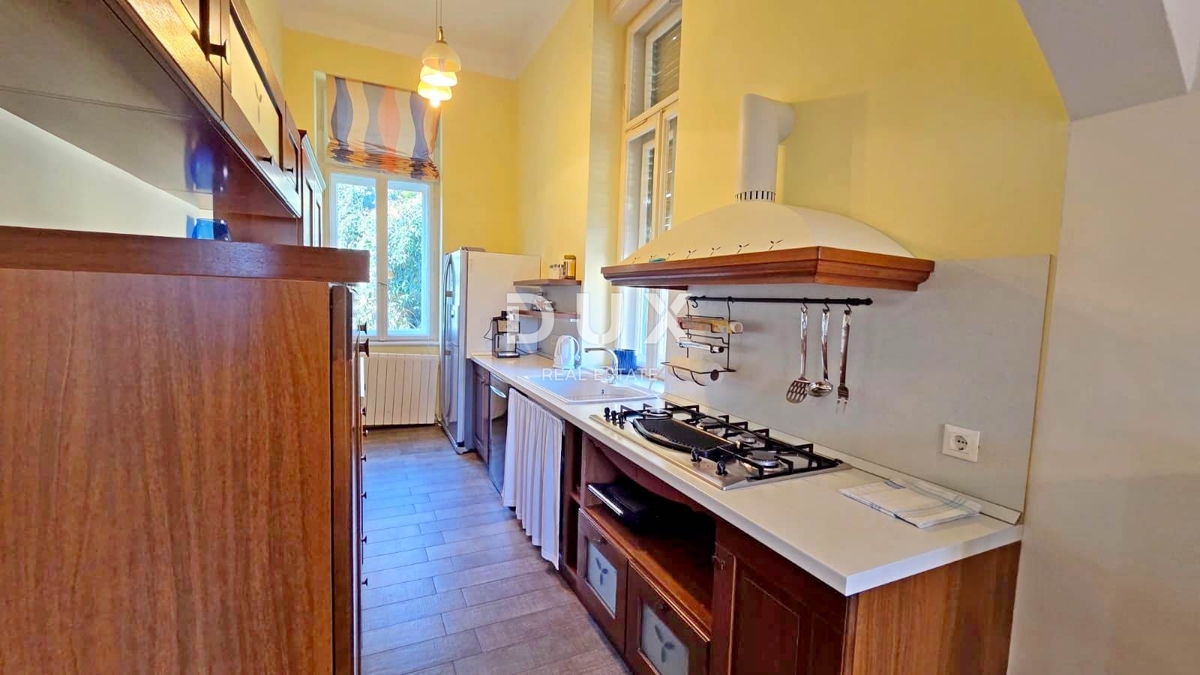 ABBAZIA, CENTRO - Elegante appartamento nel cuore di Abbazia, a 150 m dal mare, 3 camere da letto, 109 m2