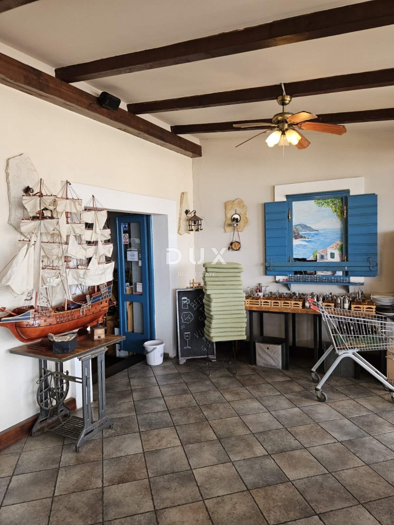 DALMATIA, VODICE - Proprietà esclusiva sul lungomare, casa con ristorante in prima fila sul mare