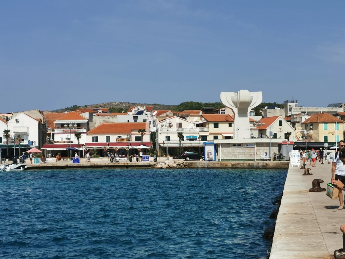 DALMATIA, VODICE - Proprietà esclusiva sul lungomare, casa con ristorante in prima fila sul mare