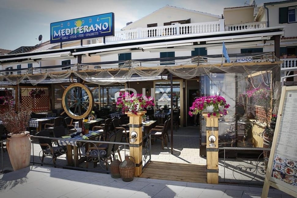 DALMATIA, VODICE - Proprietà esclusiva sul lungomare, casa con ristorante in prima fila sul mare