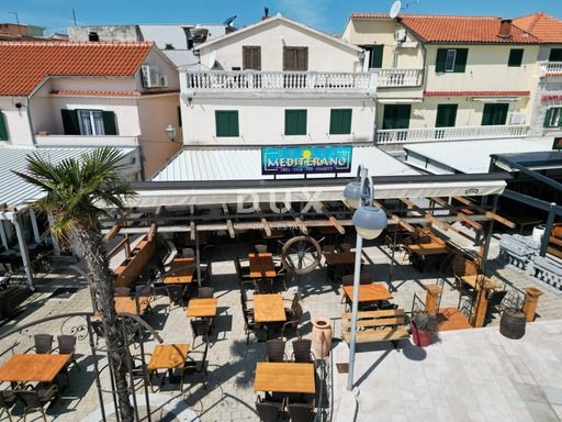 DALMATIA, VODICE - Proprietà esclusiva sul lungomare, casa con ristorante in prima fila sul mare
