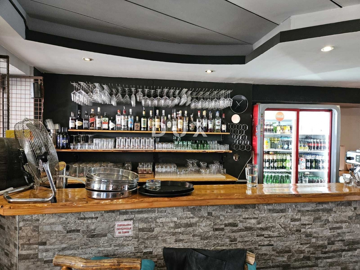 DALMATIA, VODICE - Proprietà esclusiva sul lungomare, casa con ristorante in prima fila sul mare