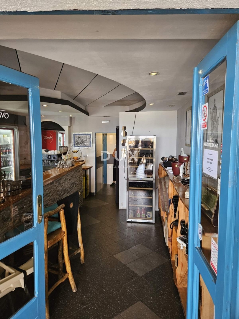 DALMATIA, VODICE - Proprietà esclusiva sul lungomare, casa con ristorante in prima fila sul mare