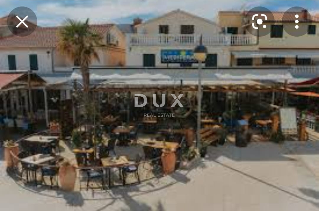 DALMATIA, VODICE - Proprietà esclusiva sul lungomare, casa con ristorante in prima fila sul mare