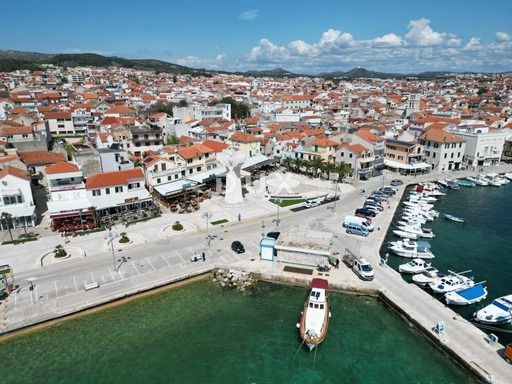 DALMATIA, VODICE - Proprietà esclusiva sul lungomare, casa con ristorante in prima fila sul mare