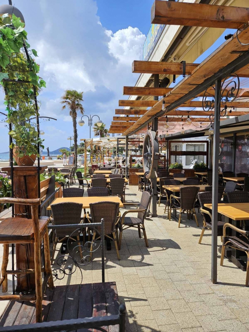 DALMATIA, VODICE - Proprietà esclusiva sul lungomare, casa con ristorante in prima fila sul mare