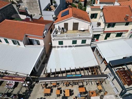 DALMATIA, VODICE - Proprietà esclusiva sul lungomare, casa con ristorante in prima fila sul mare