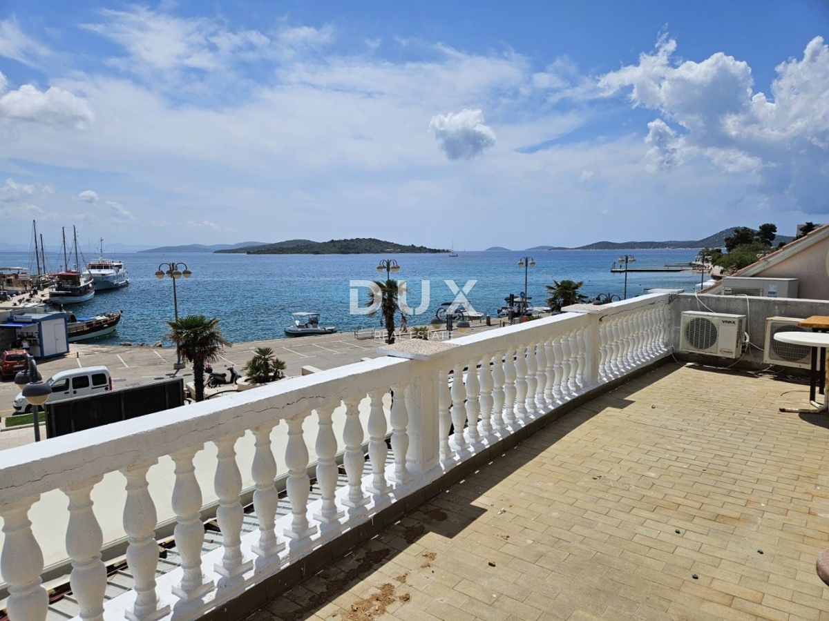 DALMATIA, VODICE - Proprietà esclusiva sul lungomare, casa con ristorante in prima fila sul mare