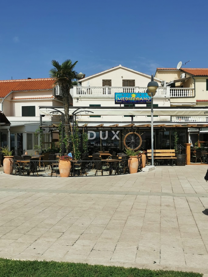 DALMATIA, VODICE - Proprietà esclusiva sul lungomare, casa con ristorante in prima fila sul mare