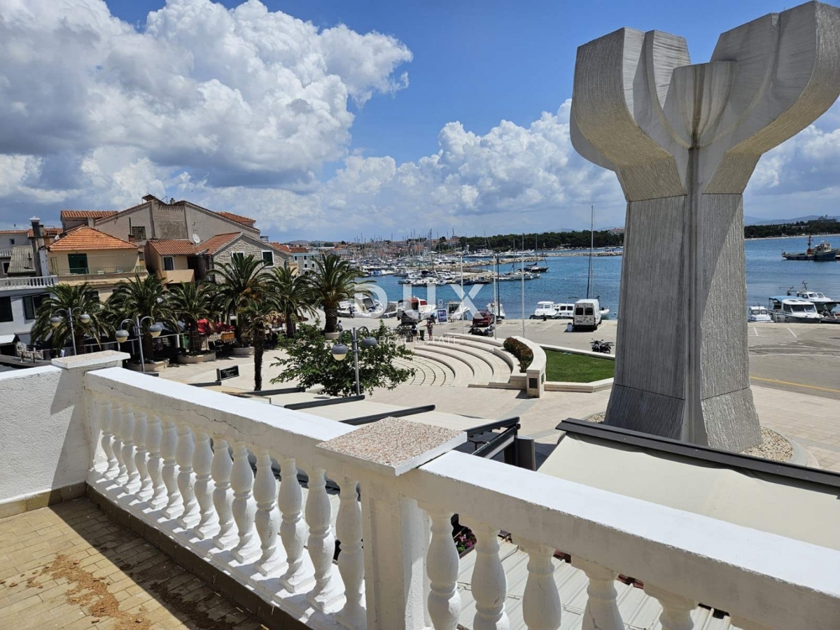 DALMATIA, VODICE - Proprietà esclusiva sul lungomare, casa con ristorante in prima fila sul mare