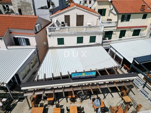 DALMATIA, VODICE - Proprietà esclusiva sul lungomare, casa con ristorante in prima fila sul mare