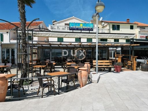 DALMATIA, VODICE - Proprietà esclusiva sul lungomare, casa con ristorante in prima fila sul mare