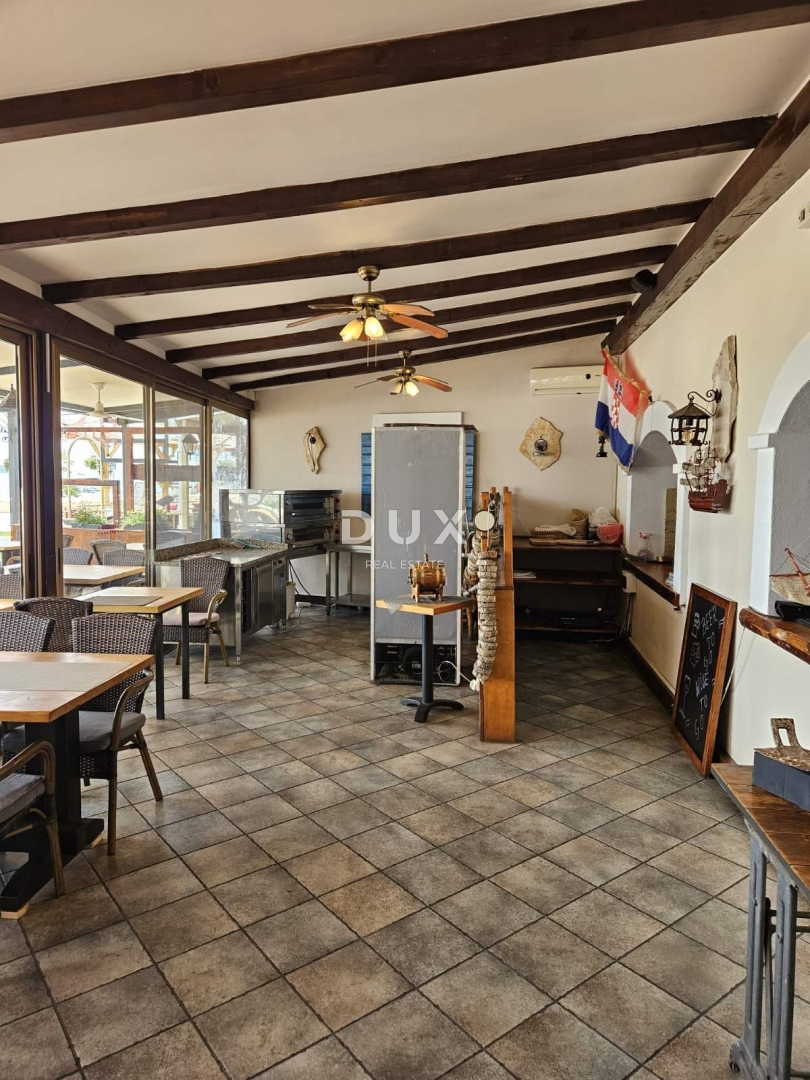 DALMATIA, VODICE - Proprietà esclusiva sul lungomare, casa con ristorante in prima fila sul mare
