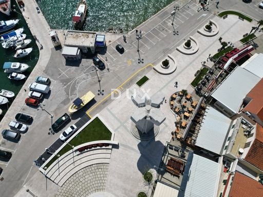 DALMATIA, VODICE - Proprietà esclusiva sul lungomare, casa con ristorante in prima fila sul mare