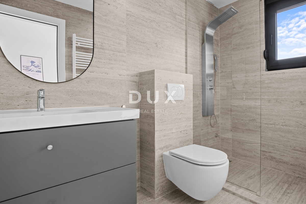 ISTRIA, POREČ - Comoda casa bifamiliare in periferia