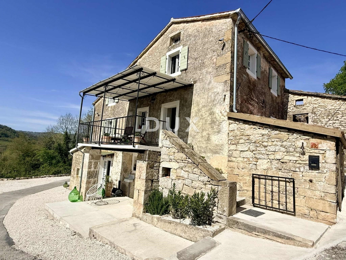 ISTRIA, MOTOVUN – Casa in pietra ristrutturata con vista spettacolare