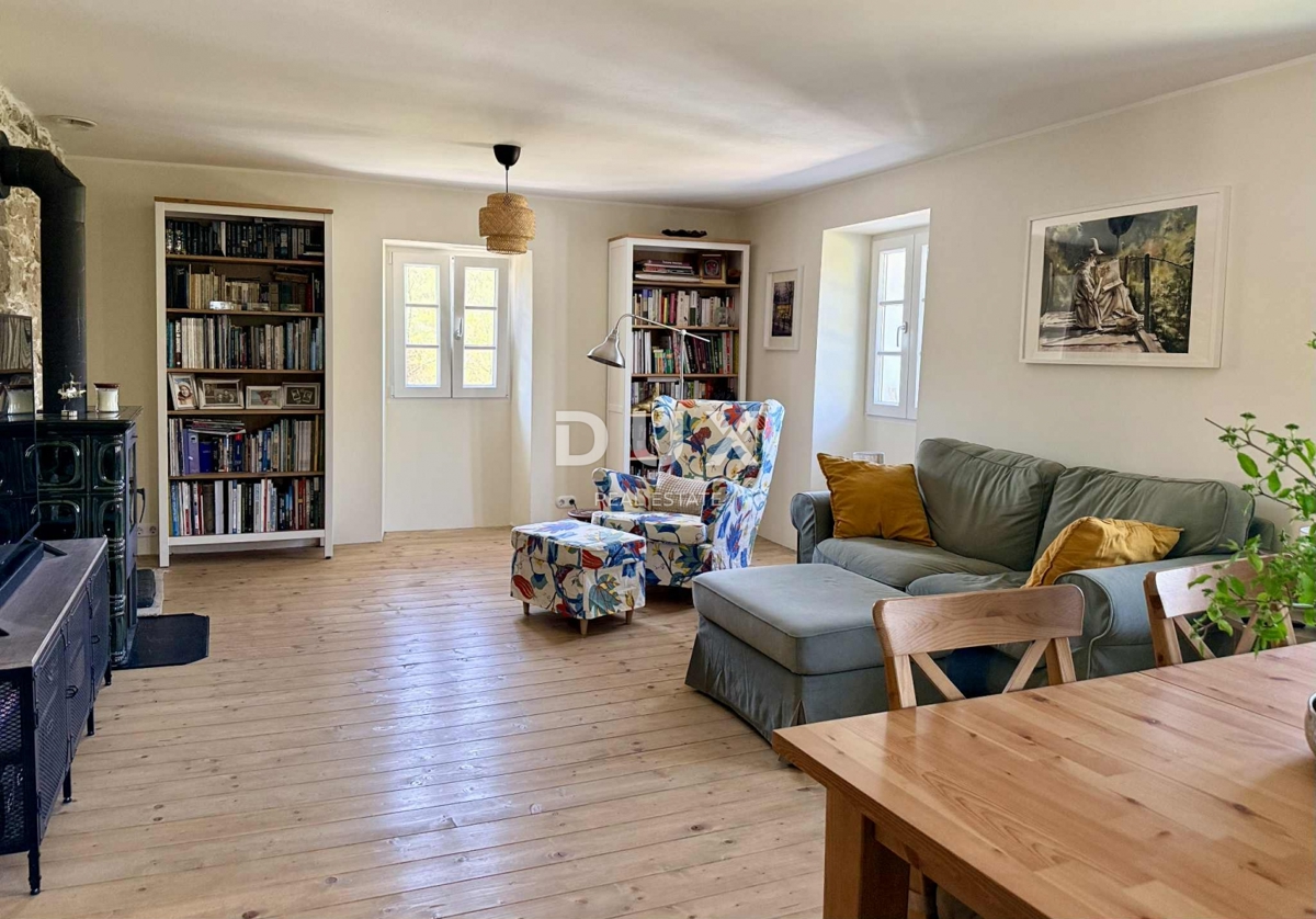 ISTRIA, MOTOVUN – Casa in pietra ristrutturata con vista spettacolare