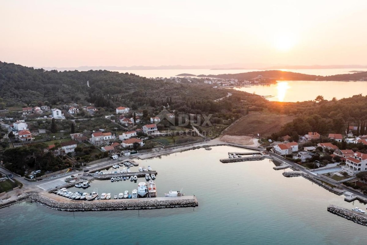 ISOLA DI PAŠMAN, ŽDRELAC - Lussuosa villa in pietra con piscina in riva al mare