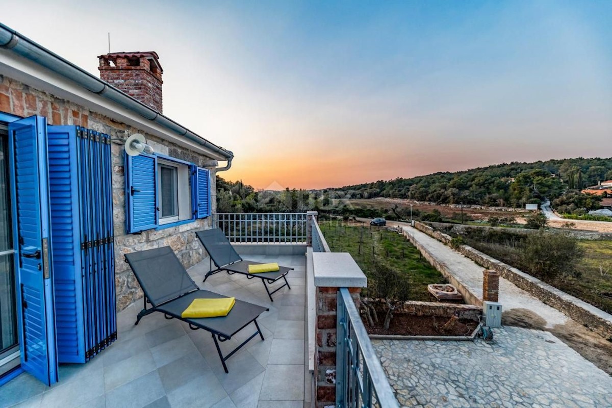 ISOLA DI PAŠMAN, ŽDRELAC - Lussuosa villa in pietra con piscina in riva al mare