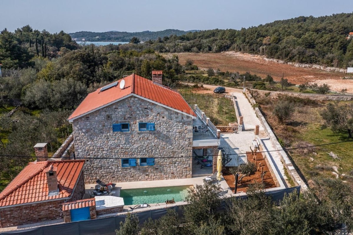 ISOLA DI PAŠMAN, ŽDRELAC - Lussuosa villa in pietra con piscina in riva al mare