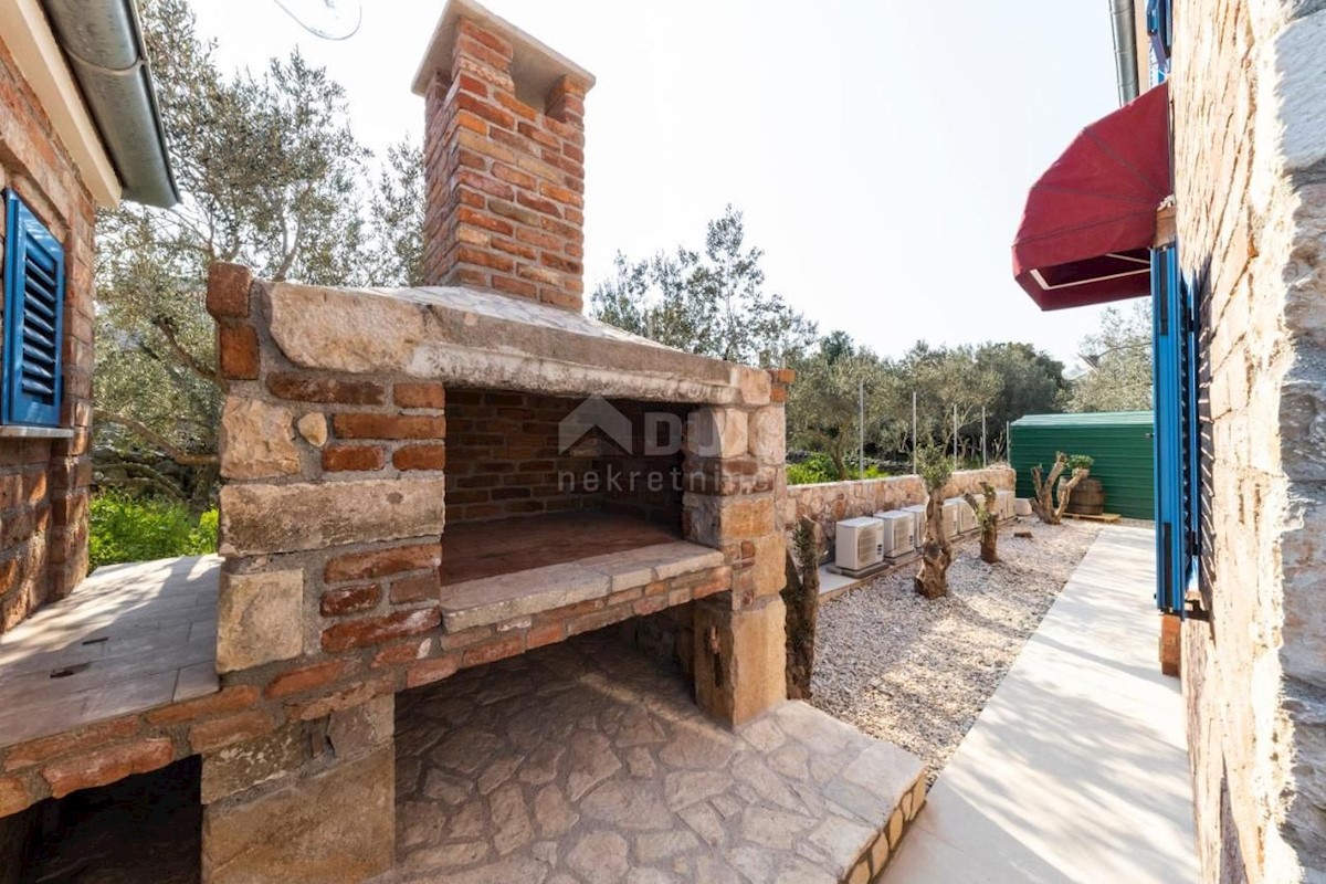 ISOLA DI PAŠMAN, ŽDRELAC - Lussuosa villa in pietra con piscina in riva al mare