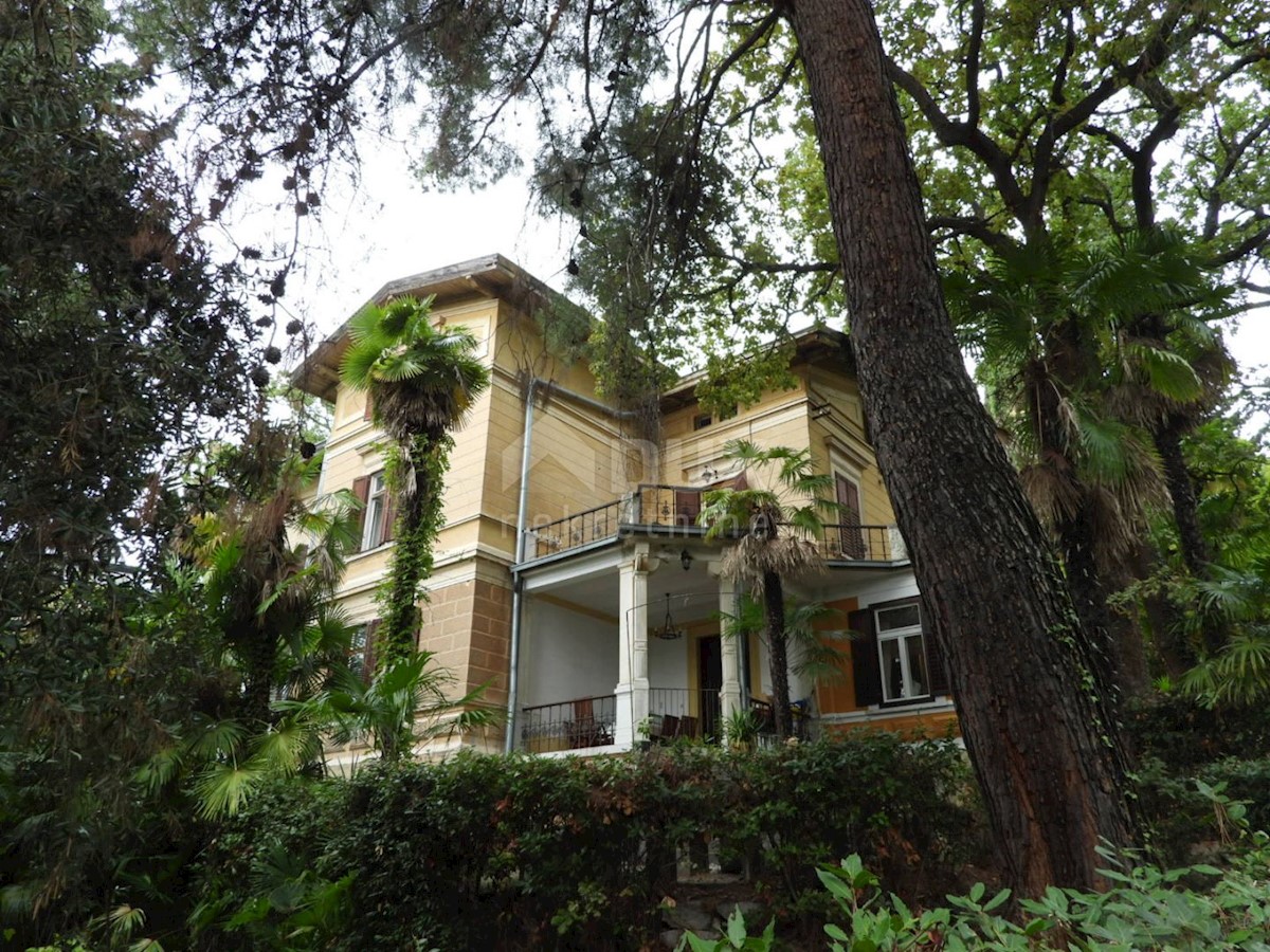 OPATIJA - appartamento al piano terra della villa SECONDA FILA AL MARE!!- 3 camere da letto + bagno + cisterna nel seminterrato - totale 190m2