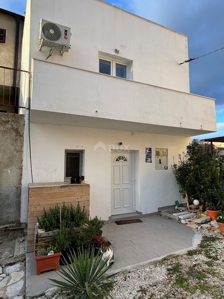 ZADAR, VINJERAC - Casa in pietra con tre appartamenti! Vicino al mare!