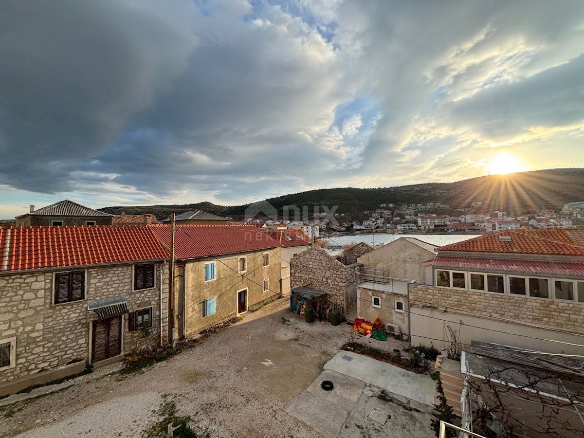 ZADAR, VINJERAC - Casa in pietra con tre appartamenti! Vicino al mare!