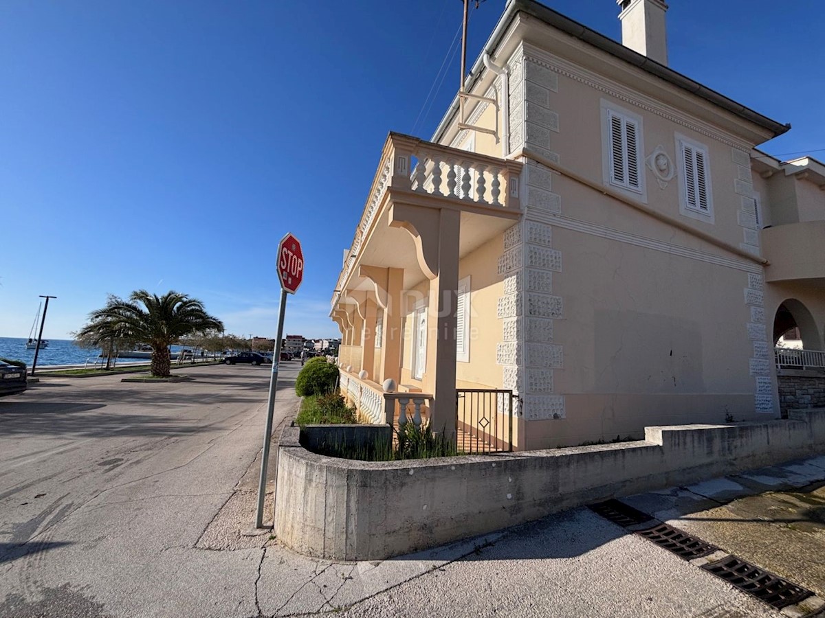 ZADAR, PETRČANE - Bella casa bifamiliare, 1a fila al mare