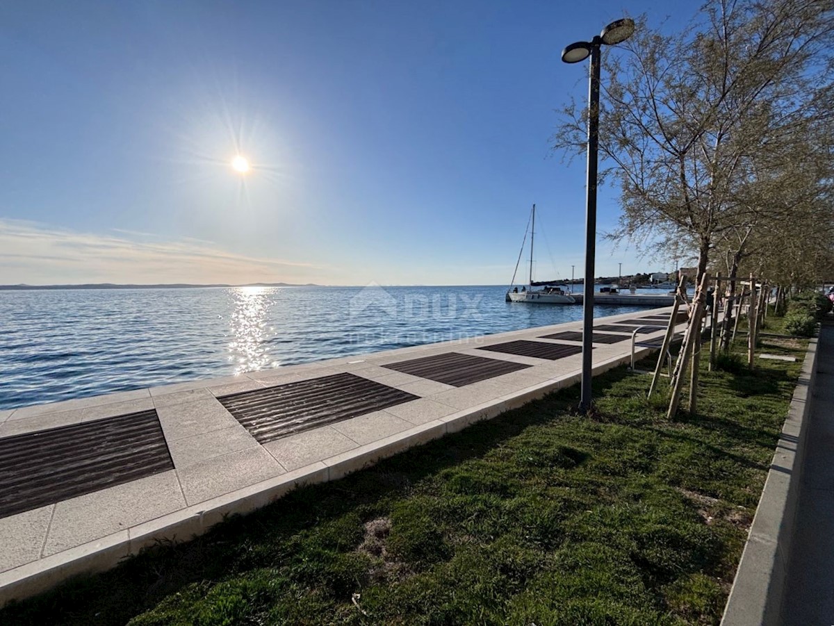 ZADAR, PETRČANE - Bella casa bifamiliare, 1a fila al mare