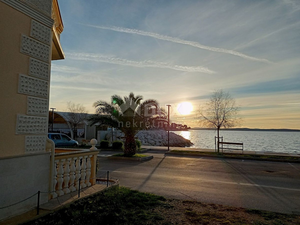 ZADAR, PETRČANE - Bella casa bifamiliare, 1a fila al mare