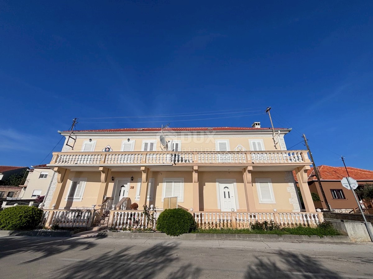 ZADAR, PETRČANE - Bella casa bifamiliare, 1a fila al mare