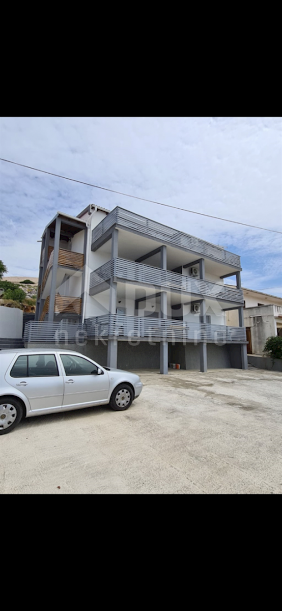 ISOLA DI PAG - Piano di una casa trifamiliare a 150 metri dal mare