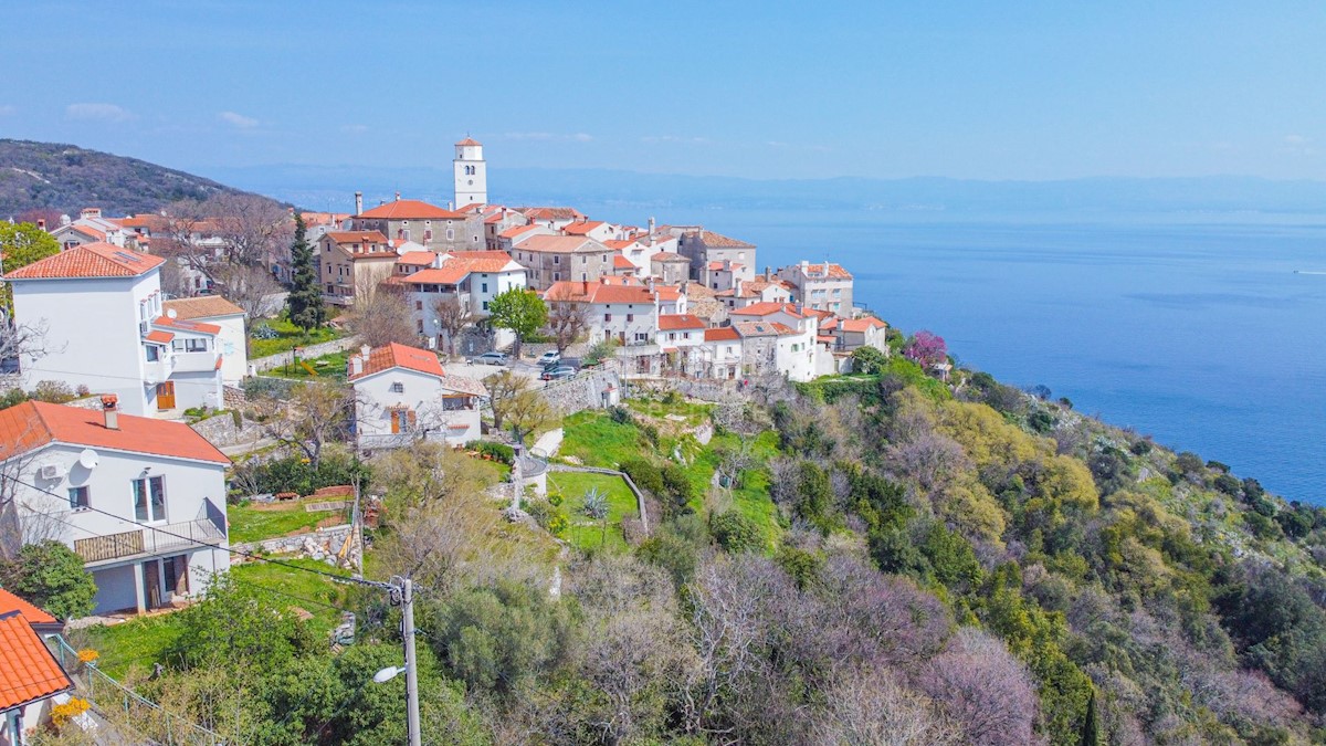 OPATIJA, BRSEČ - terreno edificabile di 1100m2 con vista diretta sul mare in una posizione tranquilla