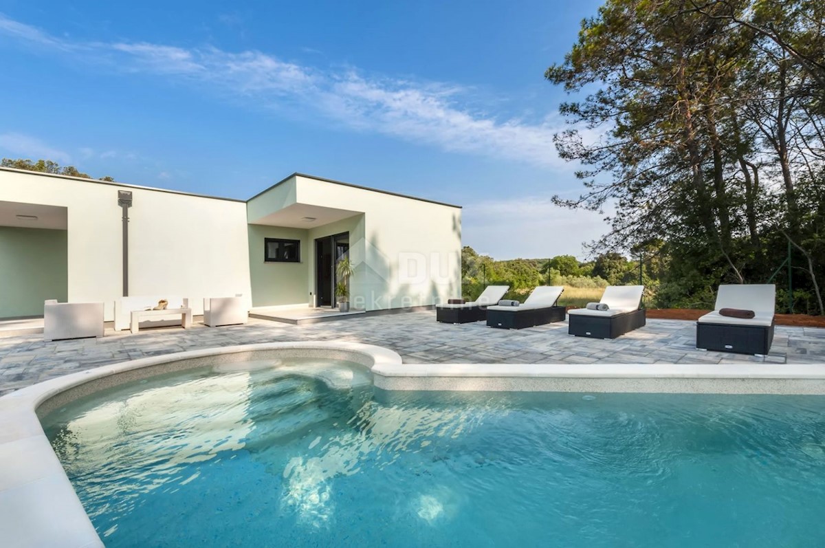 ISTRIA, ROVINJ - Moderna casa a un piano con piscina a 800 metri dal mare