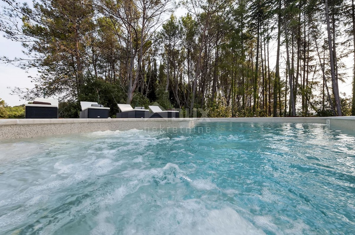 ISTRIA, ROVINJ - Moderna casa a un piano con piscina a 800 metri dal mare