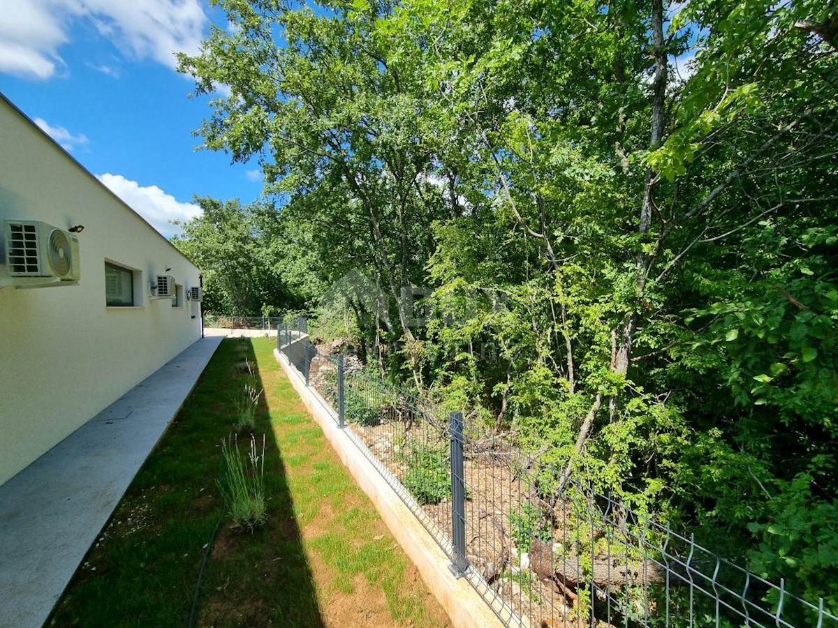 ISTRIA, SVETVINČENAT - Moderna casa a un piano con piscina, immersa nella natura