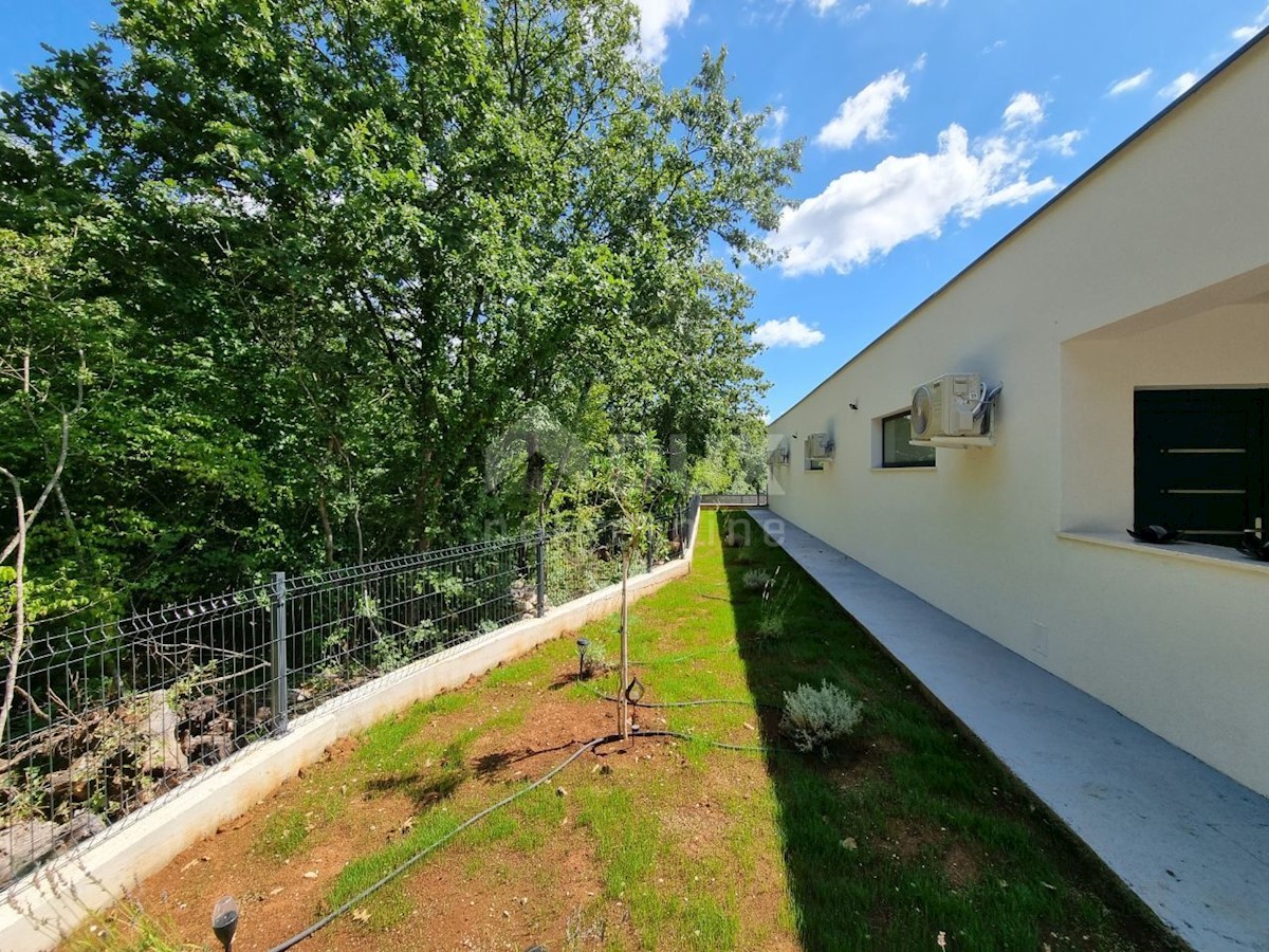 ISTRIA, SVETVINČENAT - Moderna casa a un piano con piscina, immersa nella natura