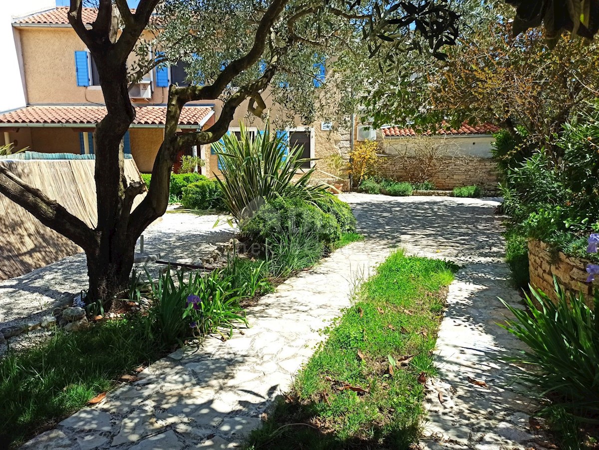 ISTRIA, LIŽNJAN Casa in pietra a Šišan con piscina, garage e ampio giardino