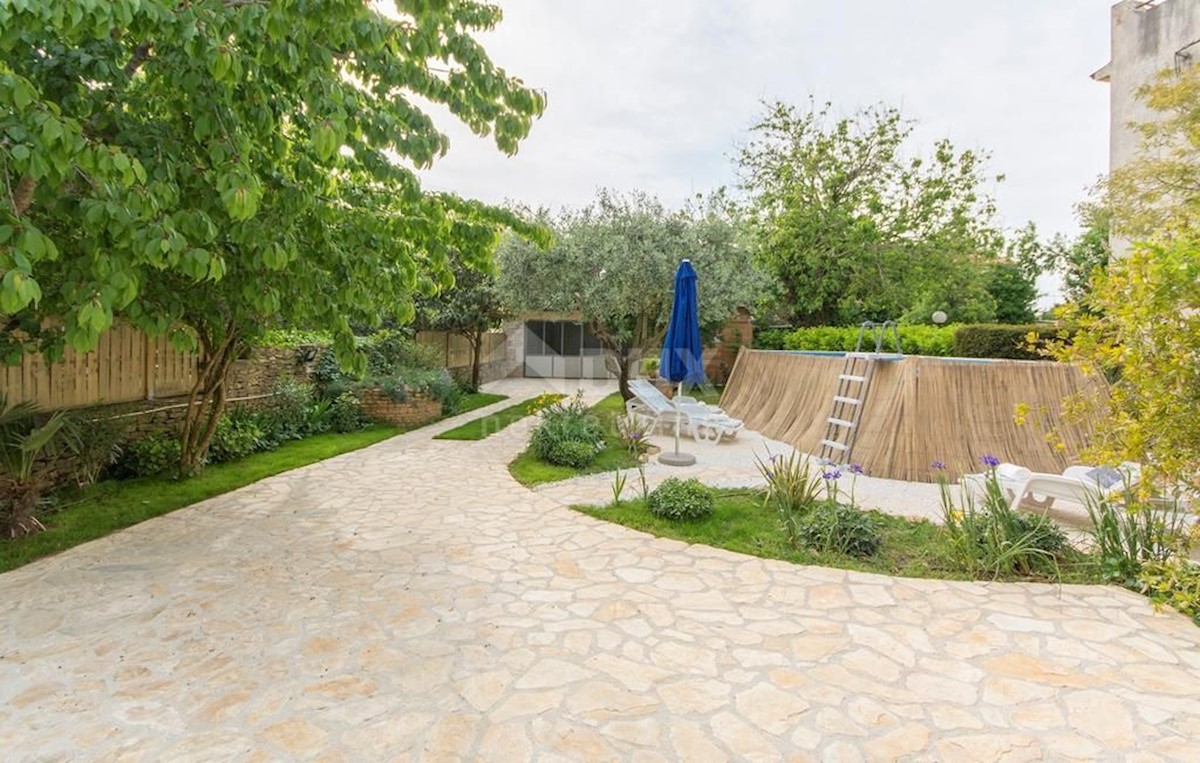 ISTRIA, LIŽNJAN Casa in pietra a Šišan con piscina, garage e ampio giardino