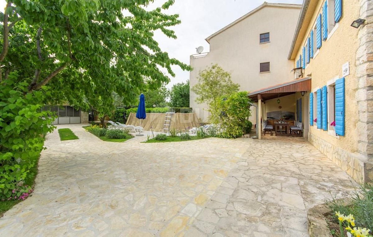 ISTRIA, LIŽNJAN Casa in pietra a Šišan con piscina, garage e ampio giardino