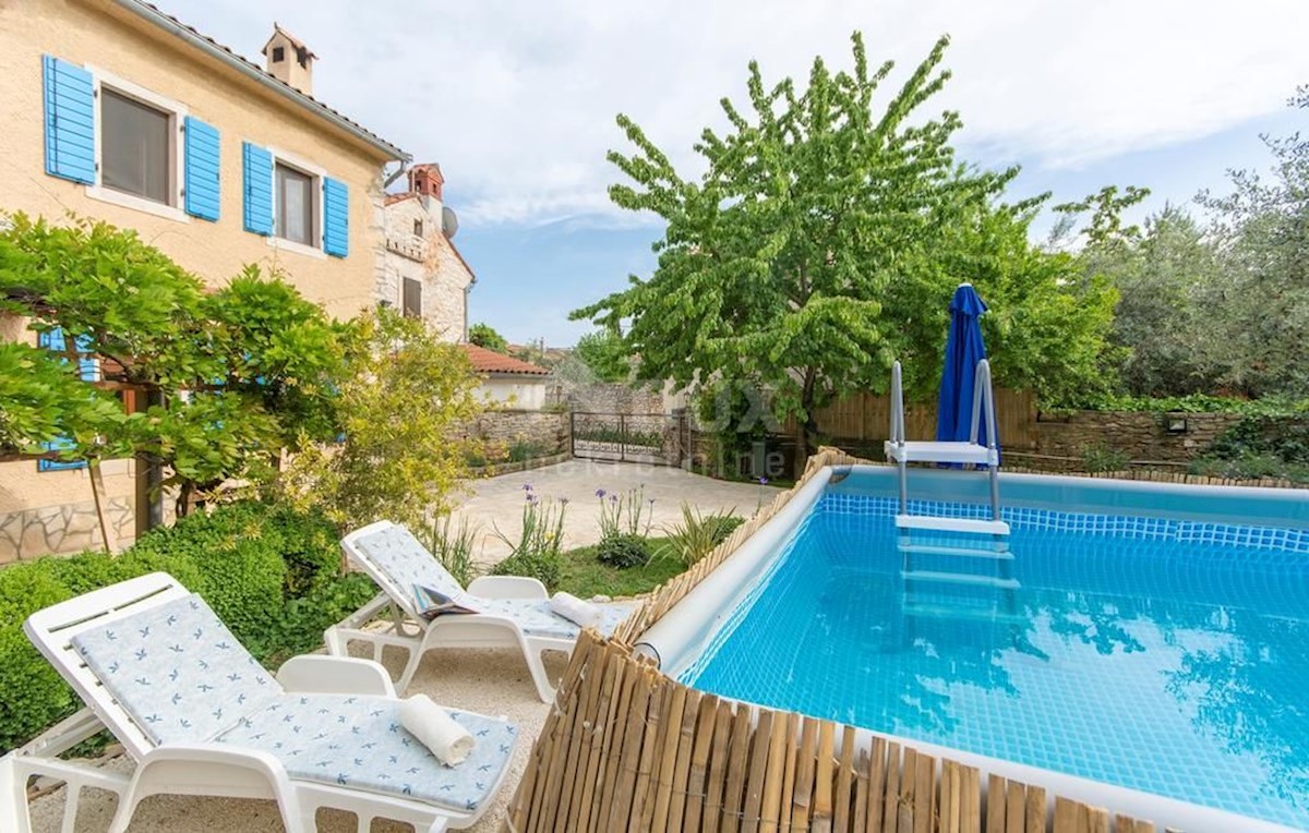 ISTRIA, LIŽNJAN Casa in pietra a Šišan con piscina, garage e ampio giardino