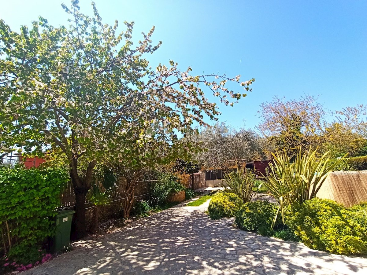 ISTRIA, LIŽNJAN Casa in pietra a Šišan con piscina, garage e ampio giardino