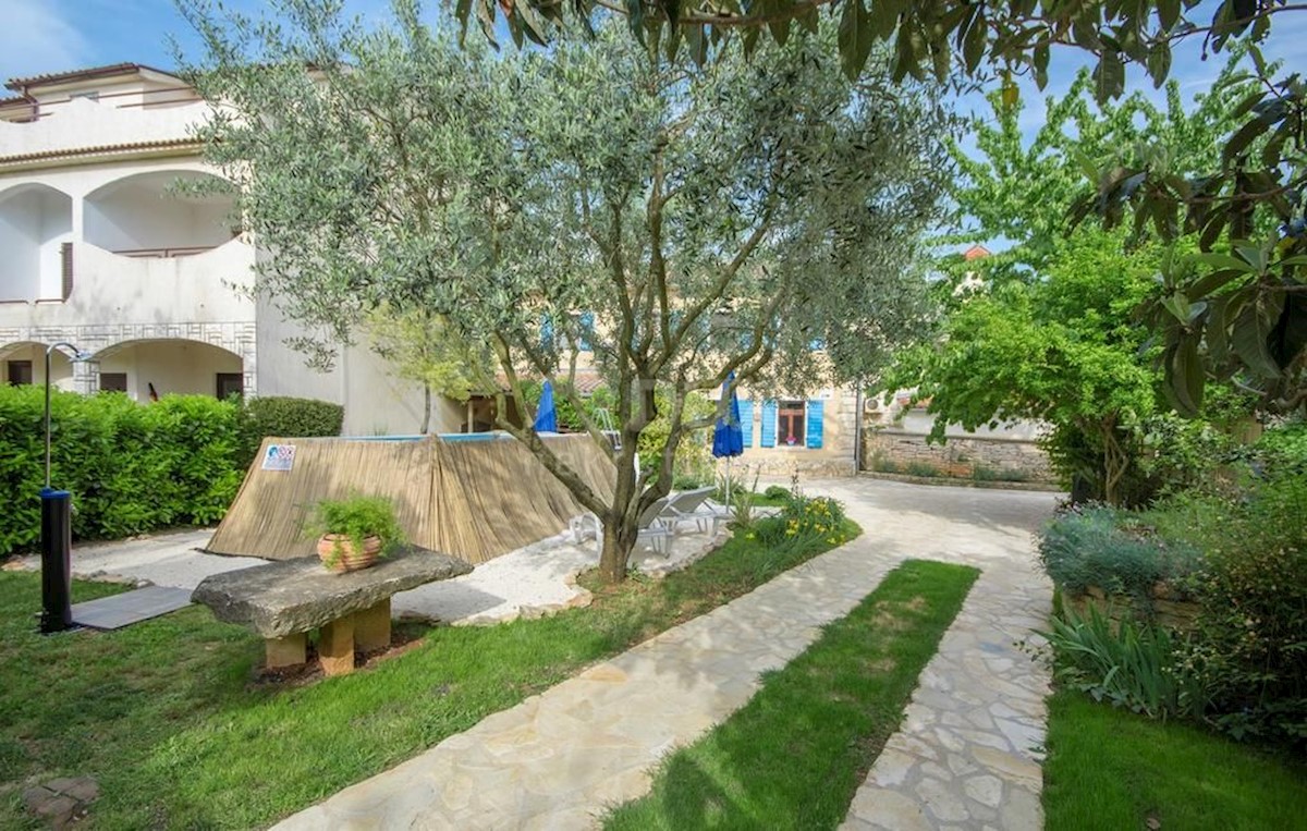 ISTRIA, LIŽNJAN Casa in pietra a Šišan con piscina, garage e ampio giardino