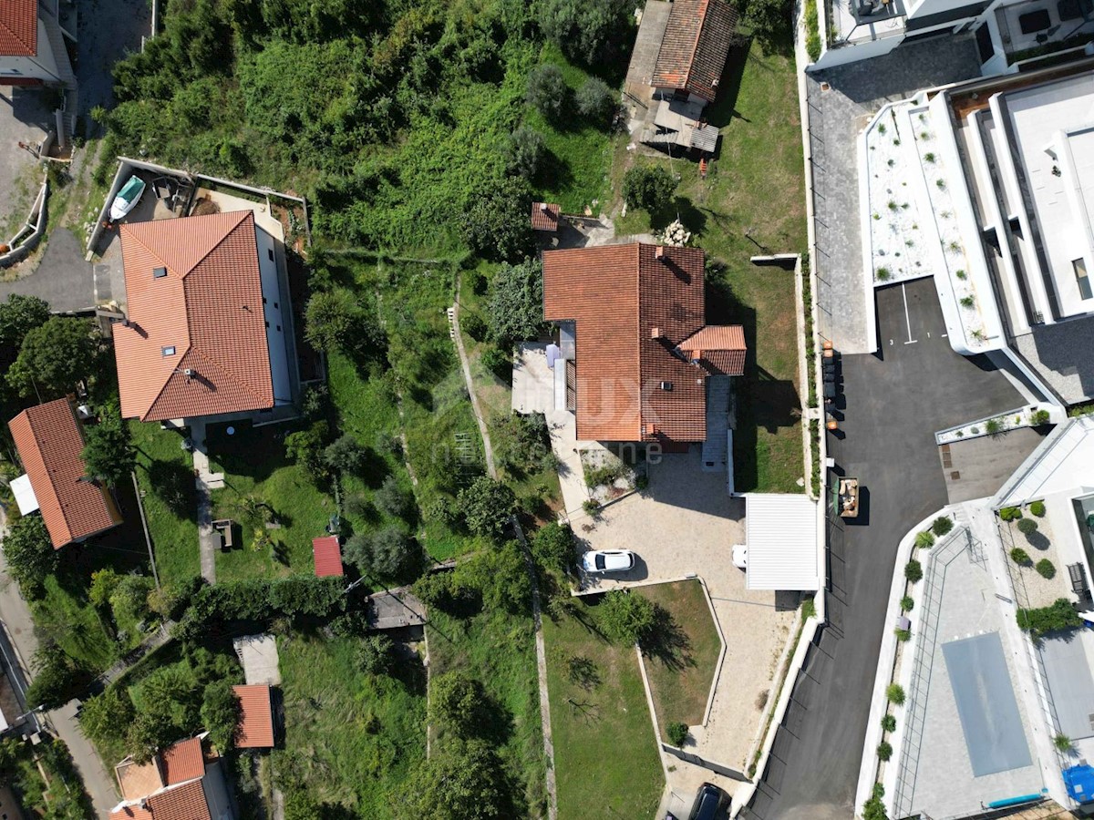 OPATIJA, CENTRO - terreno 921m2, nel centro di Opatija con permesso di costruzione per una villa con piscina, vista panoramica sul mare