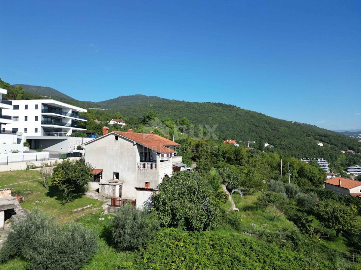 OPATIJA, CENTRO - terreno 921m2, nel centro di Opatija con permesso di costruzione per una villa con piscina, vista panoramica sul mare