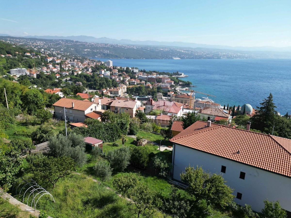 OPATIJA, CENTRO - terreno 921m2, nel centro di Opatija con permesso di costruzione per una villa con piscina, vista panoramica sul mare