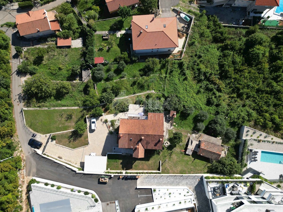 OPATIJA, CENTRO - terreno 921m2, nel centro di Opatija con permesso di costruzione per una villa con piscina, vista panoramica sul mare